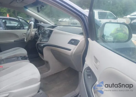 2013 Toyota Sienna Le V6 8 Passenger z USA, uszkodzony, nr VIN 5TDKK3DC0DS340583